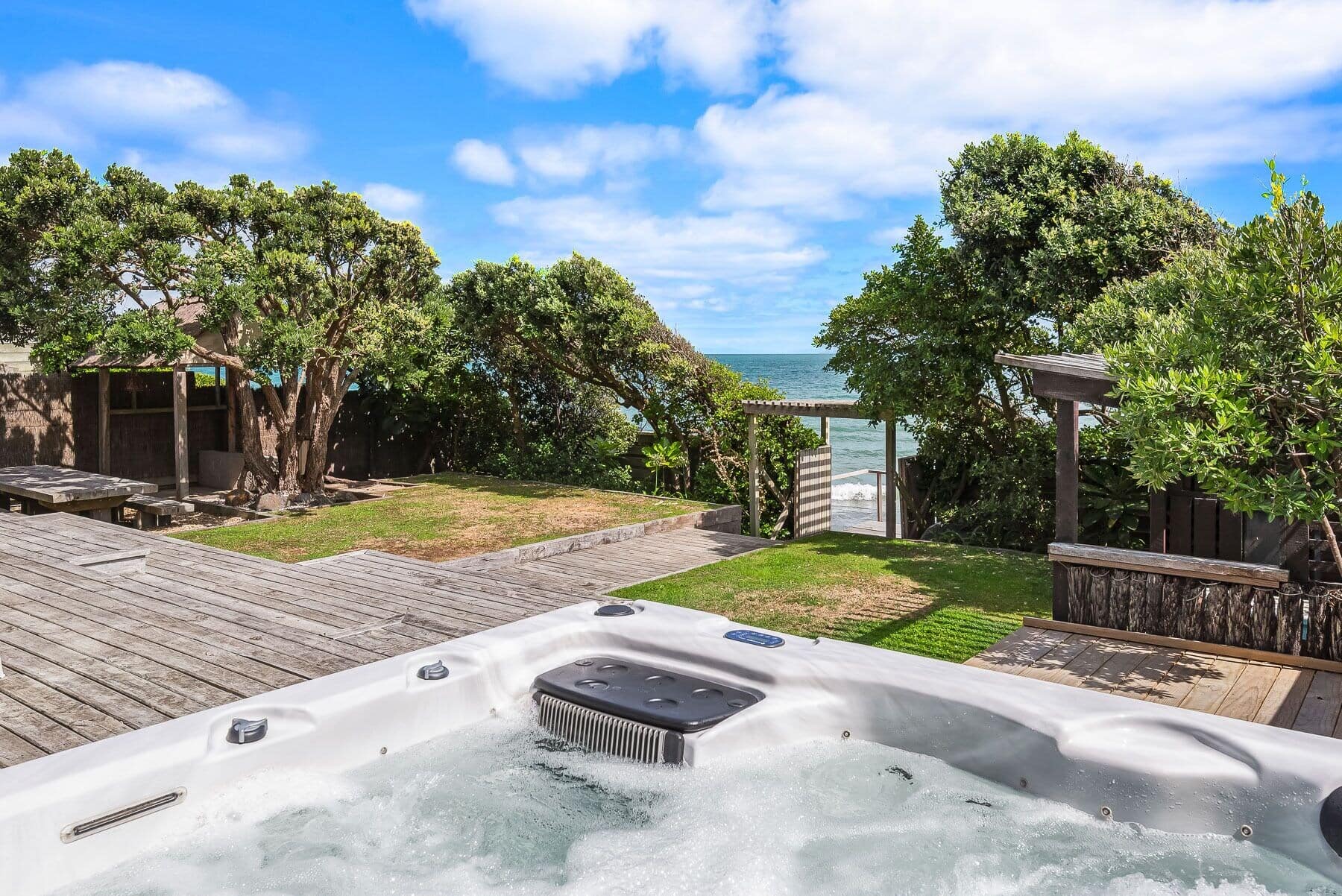 Bach with a hot tub overlooking ocean