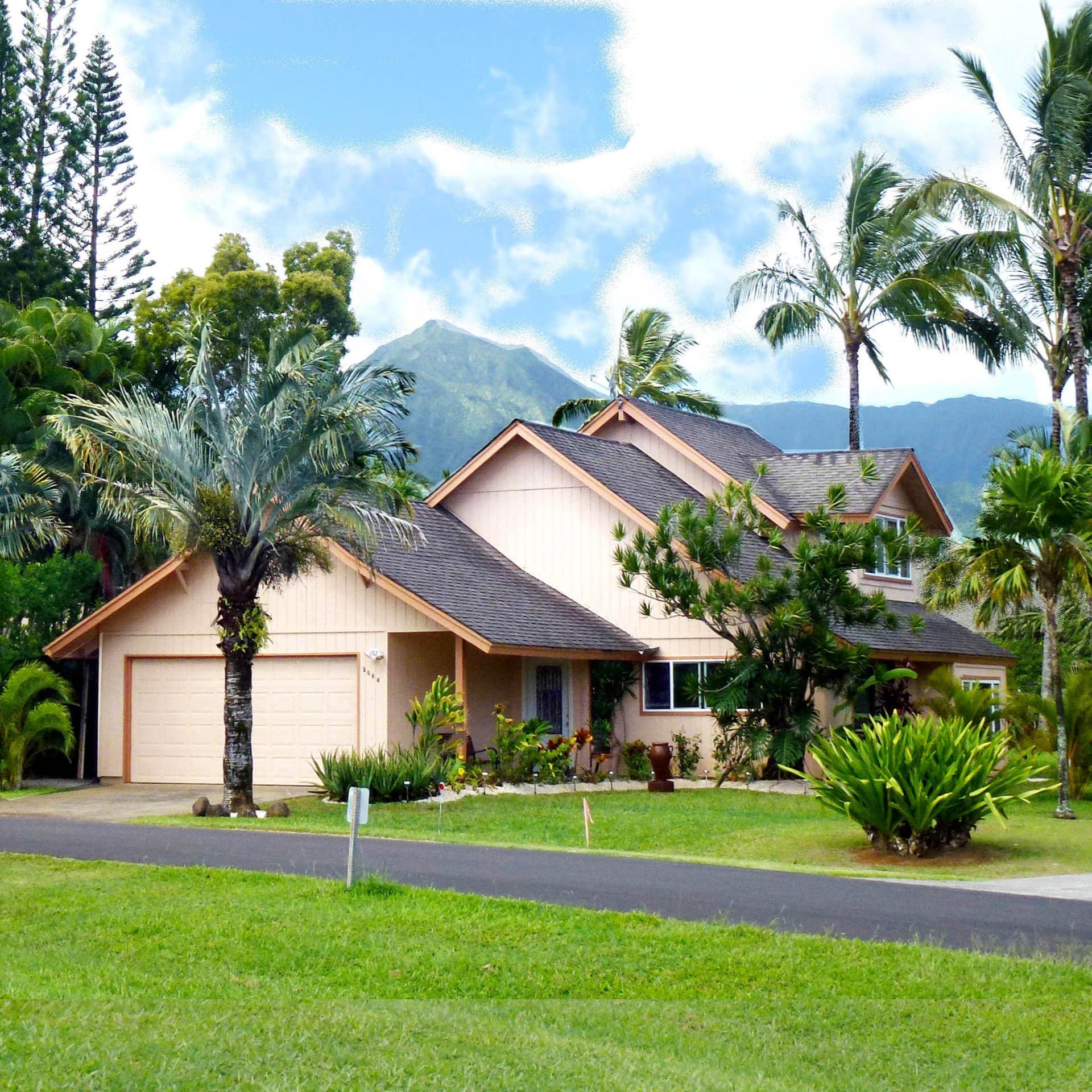 Large home with tropical garden in Hanalei Bay