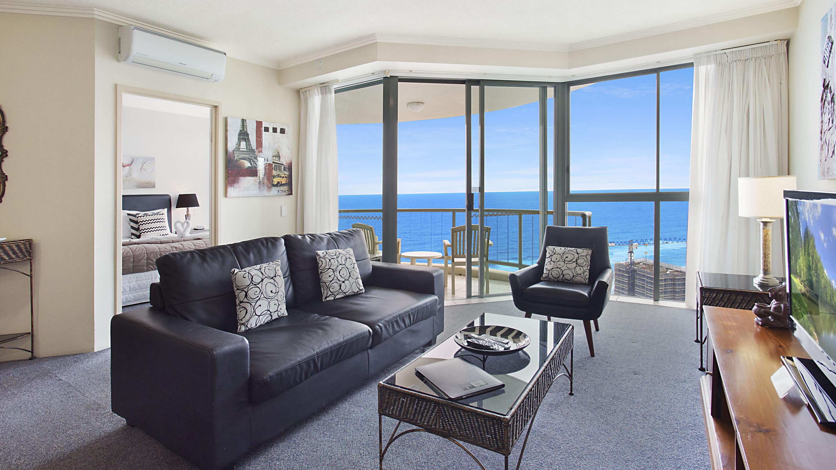 Surfers Paradise apartments near 3 km of sand and surf